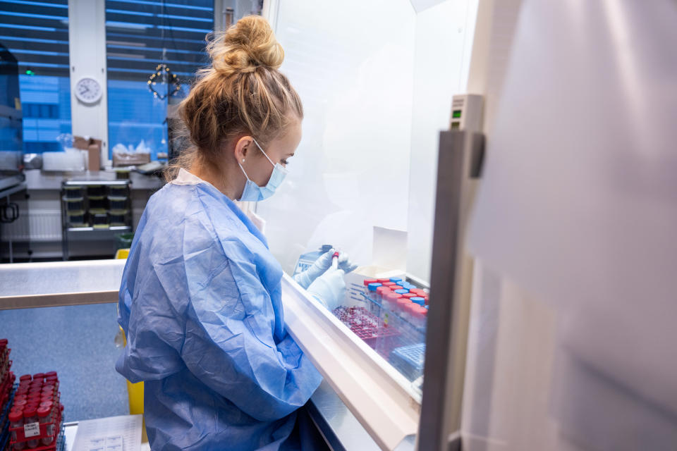 Laboratotiotekniikan opiskelija Sanni Ouni tutkii koronanäytteitä Fimlabin laboratoriossa Tampereella.