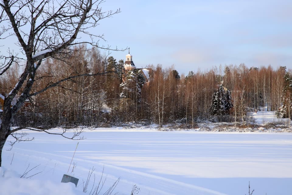 Padasjoen kirkko kauempaa kuvattuna talvella