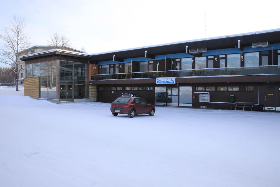 Padasjoen uimahallirakennus ulkoa päin kuvattuna, talvi
