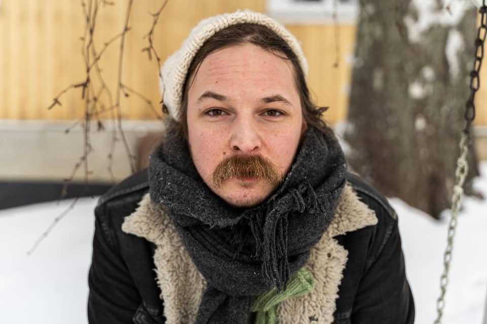 Muusikko Lassi Valtonen lähikuvassa.