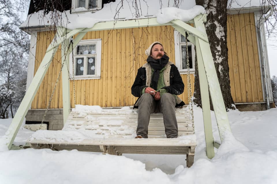 Lassi Valtonen katselee mietteliäänä ja istuu keinussa