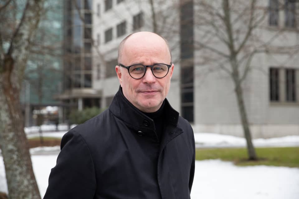 Tuottaja Ari Lehikonen Ylen pihalla