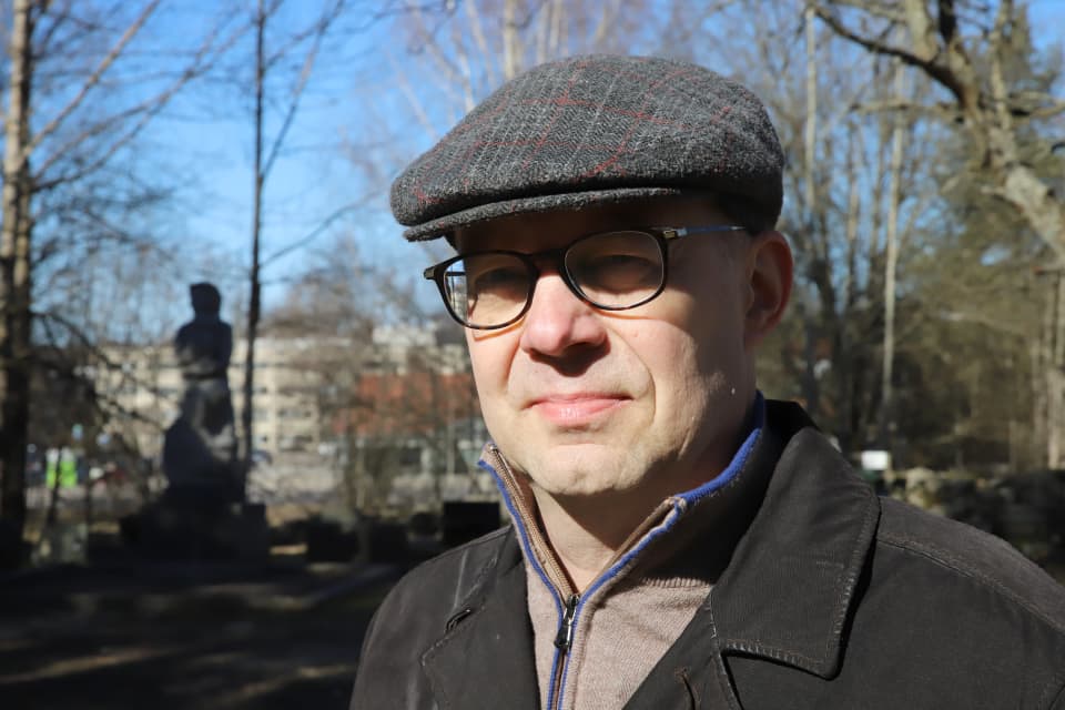 Heinolan teknisen toimen johtaja Harri Kuivalainen katsoo kameraan, lähikuva