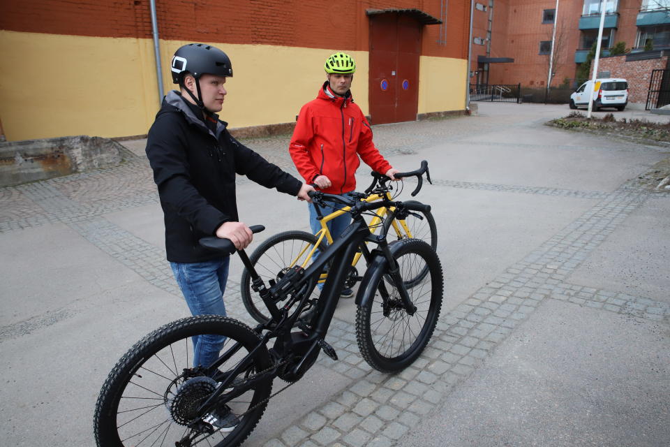 Päijät-suunnittelun toimitusjohtaja Jussi Suontama ja yhtiökumppani hallituksen puheenjohtaja Olli Laurell kuvassa työsuhdepyöriensä kanssa.