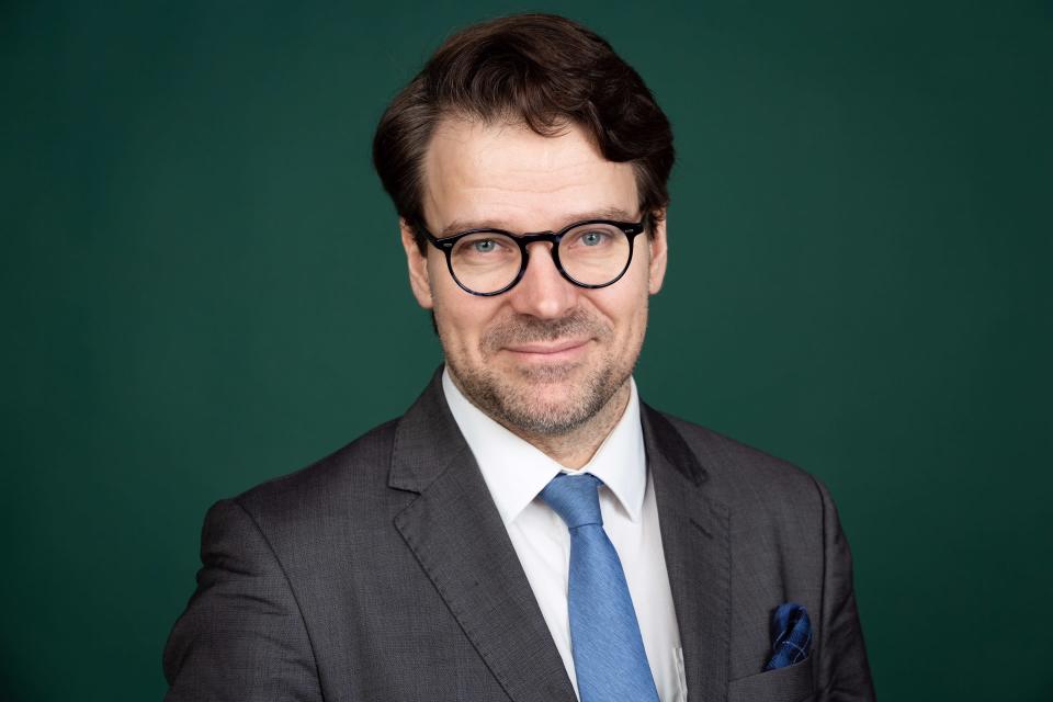 Närbild på Ville Niinistö i kavaj och slips.