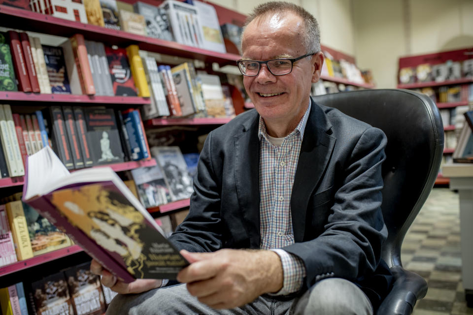 Otavan toimitusjohtaja Pasi Vainio Suomalaisessa kirjakaupassa Helsingissä