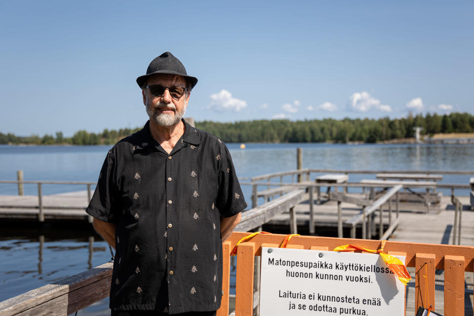 Jukka Nakari seisoo suljetun matonpesulaiturin edessä Lappeenrannan Halkosaaressa.