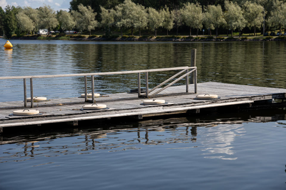Suljettu matonpesulaituri Lappeenrannan Halkosaaressa. Laituri kelluu vedessä ja seisontatynnyreiden kannet ovat paikallaan.