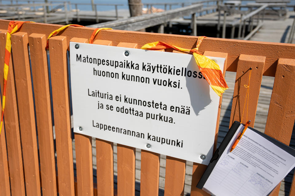 Matonpesulaituri on suljettu Lappeenrannan Halkosaaressa ja siitä ilmoitetaan kyltillä sekä sisäänmeno on suljettu.