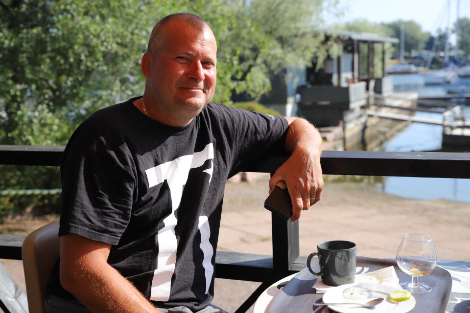 Järvenpääläinen Arttu Laattala istumassa Marina Cafe Laiturin terassilla.