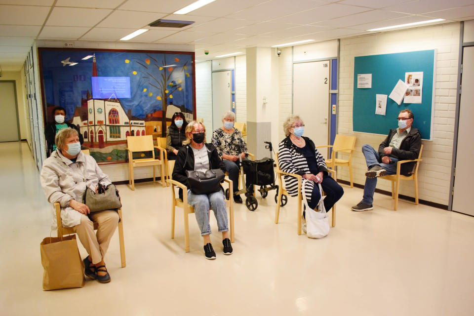 Turun keskustan tereysaseman aulassa ihmisiä odottamassa vuoroaan.