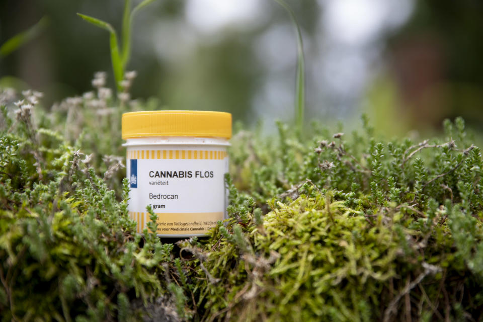 Bedrocan-merkkinen lääkekannabispurkki maassa.