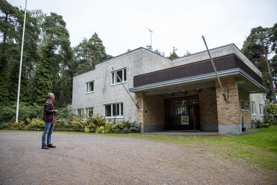 kirjailija Jari Järvelä seisoo funkkistalo Kantolan edessä