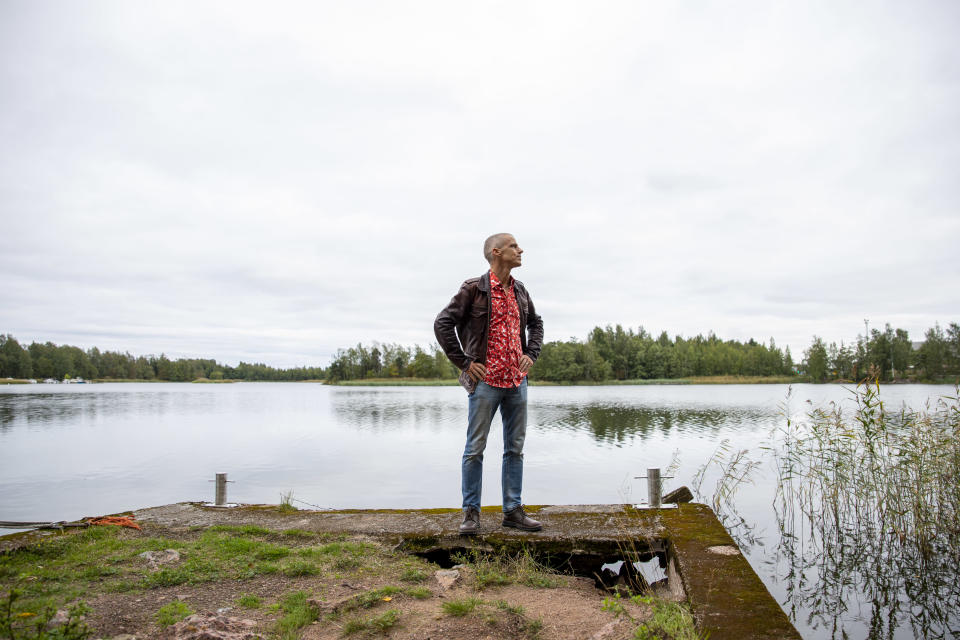 kirjailija Jari Järvelä seisoo beonilaiturilla merenrannalla