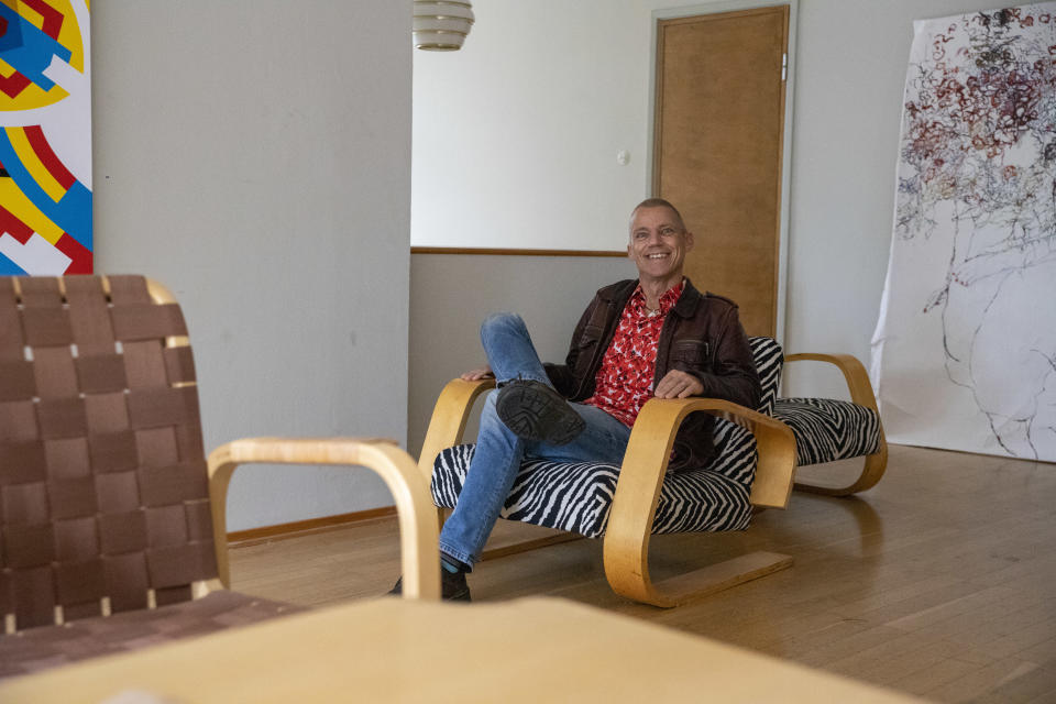 Kantola-rakennuksen sisällä Jari Järvelä istuu Aallon suunnittelemassa nojatuolissa