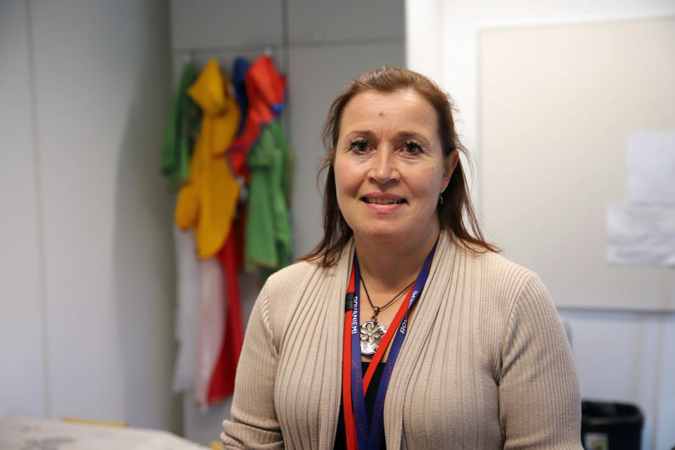 Vaaleanruskeaan villatakkiin pukeutunut Anna-Liisa Haahti katsoo kameraan.