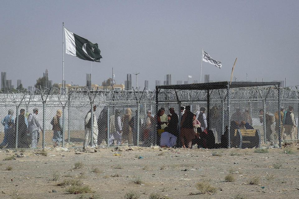 Afganistanilaiset ja Pakistanilaiset kansalaiset ylittävät rajan Afganistanista Pakistaniin Chamanin rajanylityspaikalla Pakistanissa.