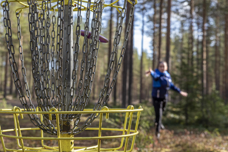 Rovaniemeläinen Terhi Tuorilainen harjoittelemassa Rovaniemen frisbeegolf-radalla