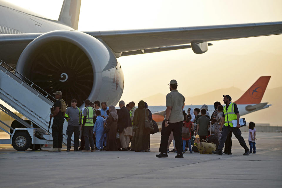 Matkustajia nousemassa Qatar Airwaysin koneeseen Kabulin lentokentällä torstaina 9. syyskuuta.
