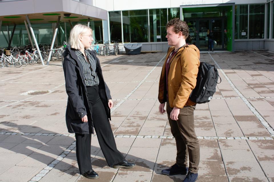 Opiskelijat Aino Marjamaa ja Santeri Harinko Turun yliopiston pihalla.