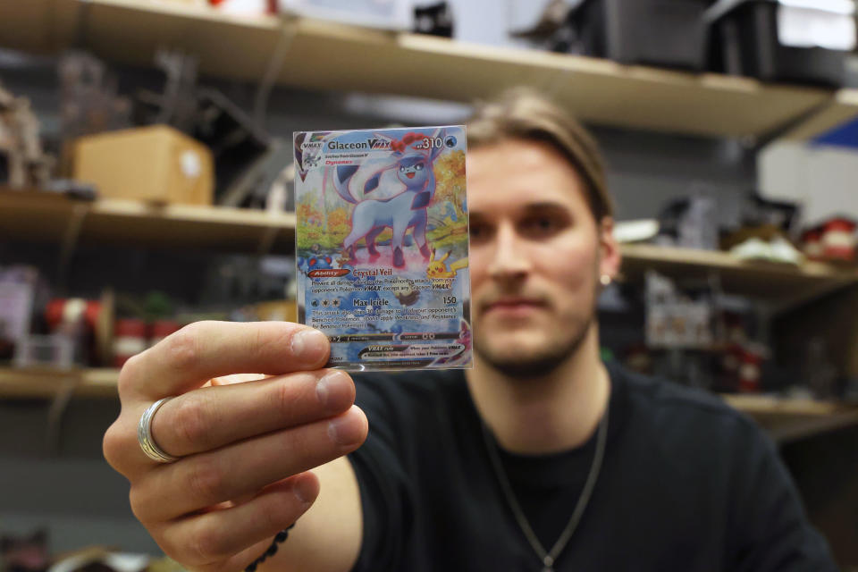 Joensuulainen Lauri Jaatinen pitelee käsissään Pokémon-keräilykorttia, joka on arvoltaan noin 90 euroa.