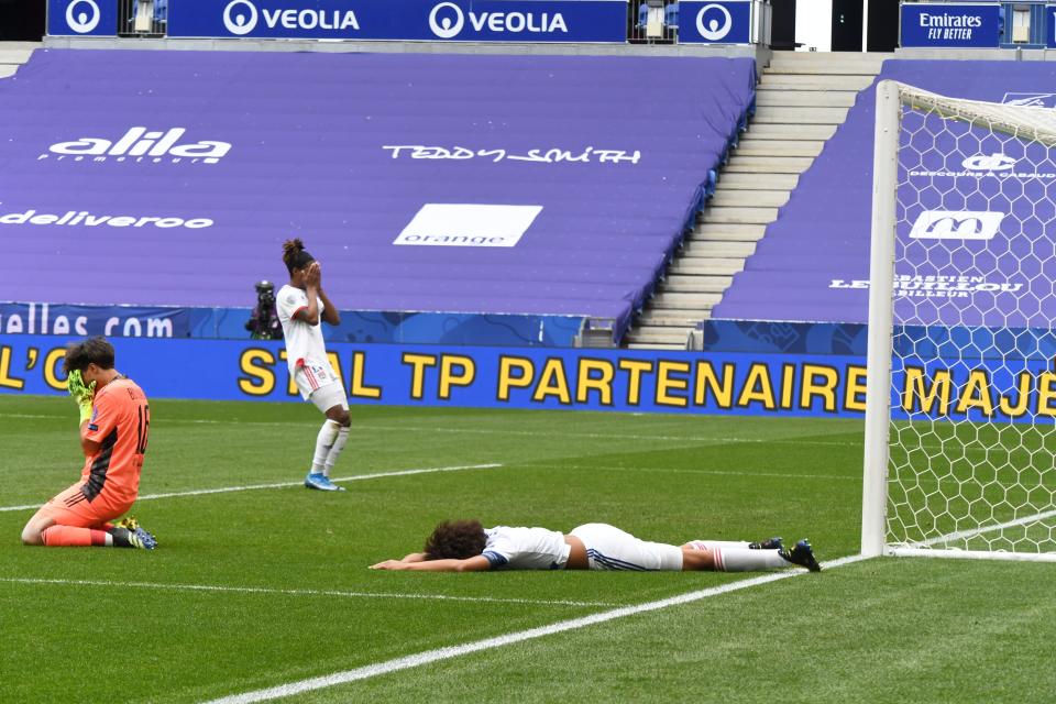 Lyonin pelaajat ottavat takaiskumaalin raskaasti. Wendie Renard makaa maassa kädet päänsä edessä.