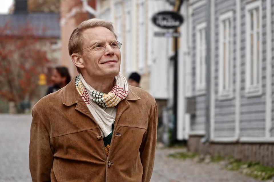 Tietokirjailija Timo Virtala kuvattuna Porvoon vanhassa kaupungissa.