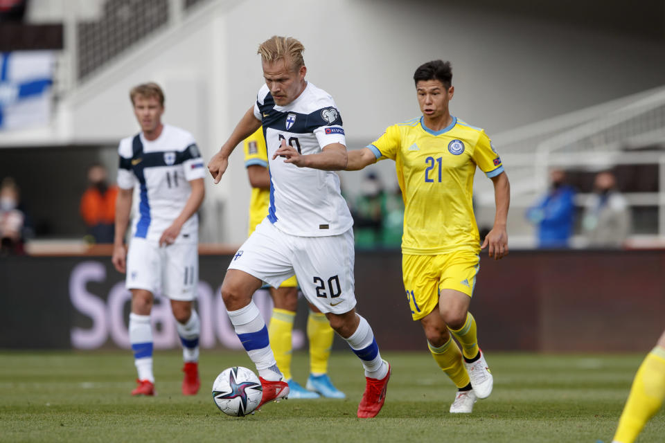 Joel Pohjanpalo kuljettaa palloa Kazakstania vastaan MM-karsinnoissa 2021.