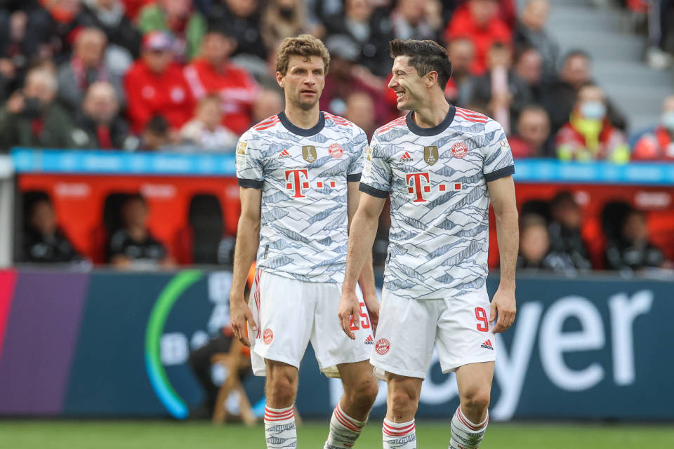 Bayern Münhenin hyökkääjät Thomas Müller (vas.) ja Robert Lewandowski.