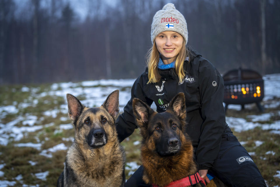 Naismäkihyppääjä Jenny Rautionaho ja hänen koiransa