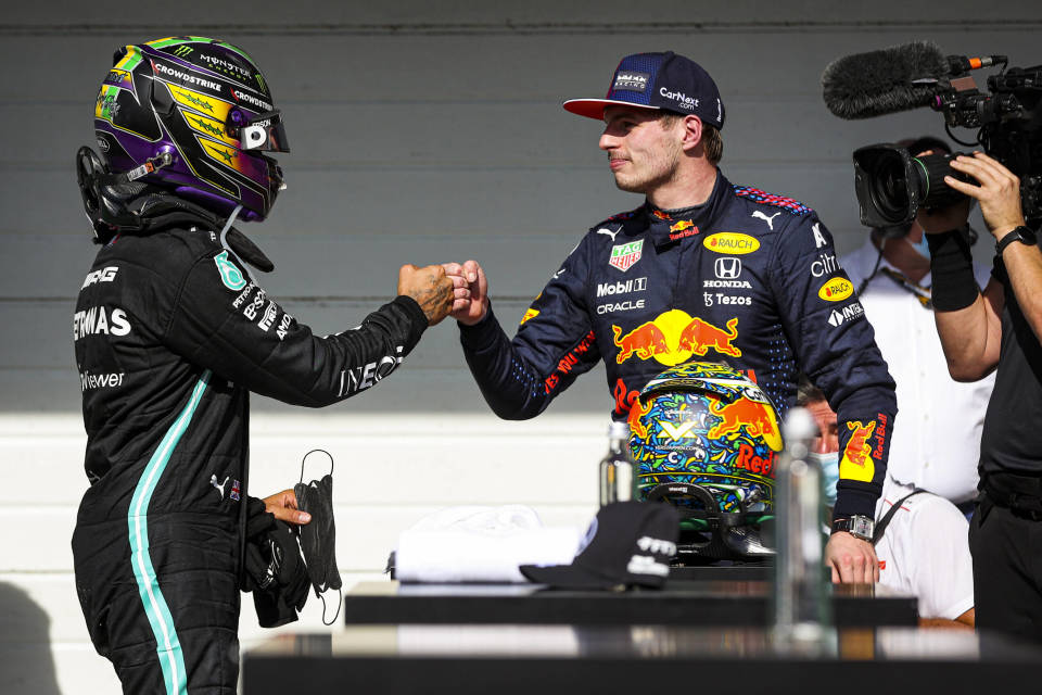 Max Verstappen gratulerar Lewis Hamilton.