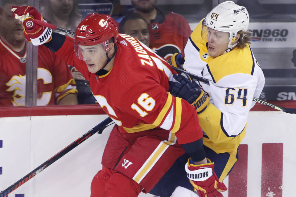 Nikita Zadorov ja Mikael Granlund kamppailevat NHL-kaukalossa. Zadorovin maila on Granlundin kainalossa.