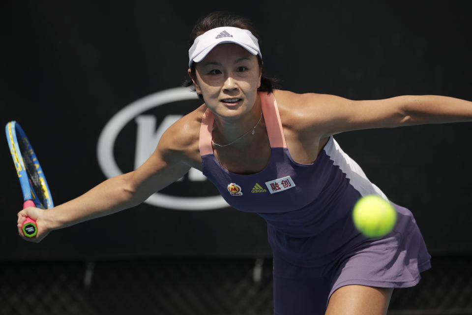 Kiinalainen tennispelaaja Peng Shuai lyömässä palloa.