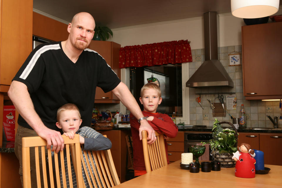 Sami Helenius ja pojat Samuel sekä Sasu kotona Järvenpäässä vuonna 2007.