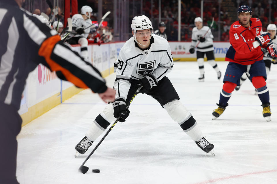 Los Angeles Kingsin Rasmus Kupari 19. joulukuuta 2021 ottelussa Washington Capitalsia vastaan.