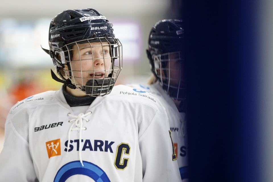 Kiekko-Espoon kapteeni Minttu Tuominen lähikuvassa.