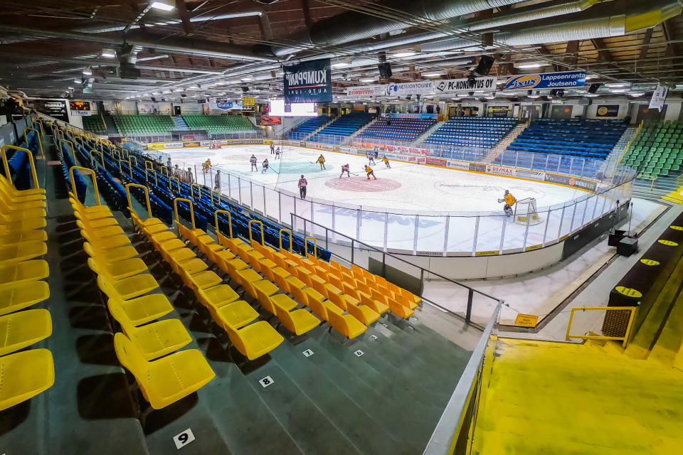 SM-liigan ottelun tyhjät katsomot, peli SaiPa–HPK 5.1.2022.