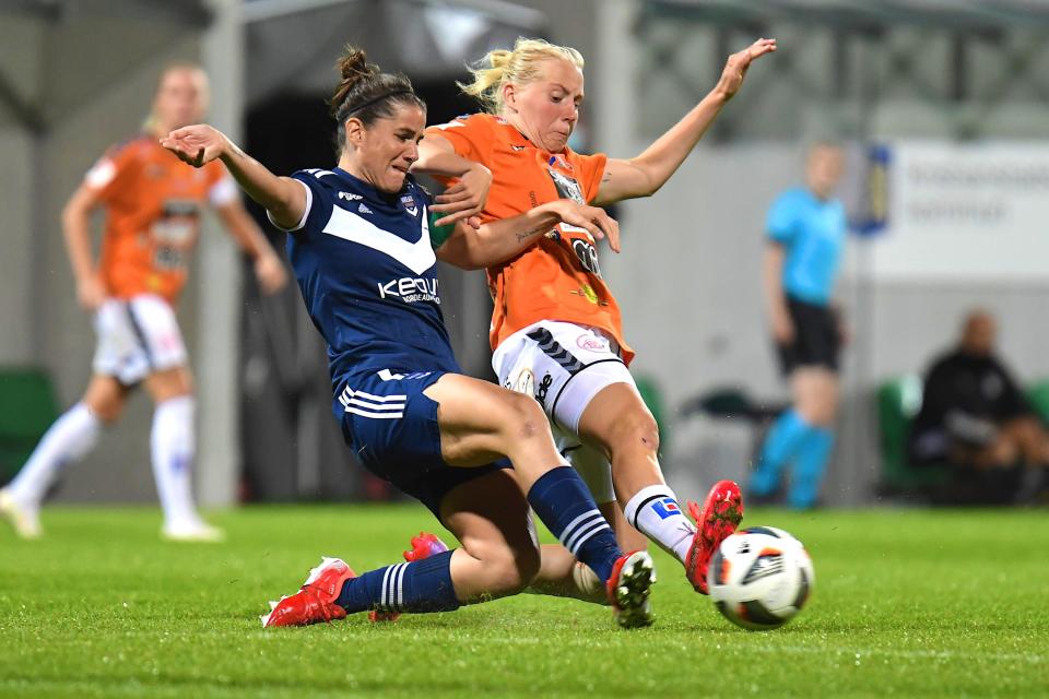 eveliina summanen saa pallon pois.