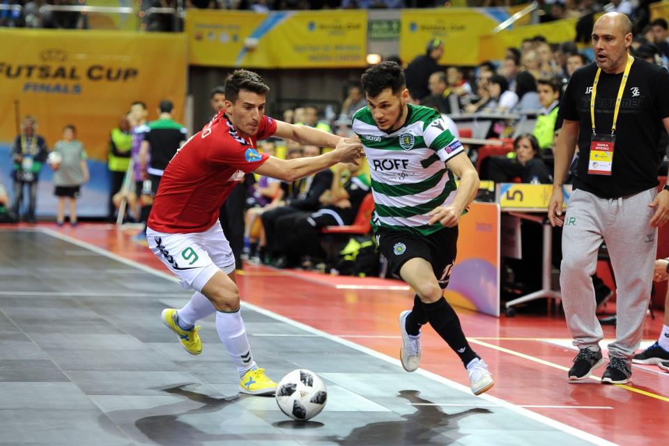 Alex Merlim pallossa.