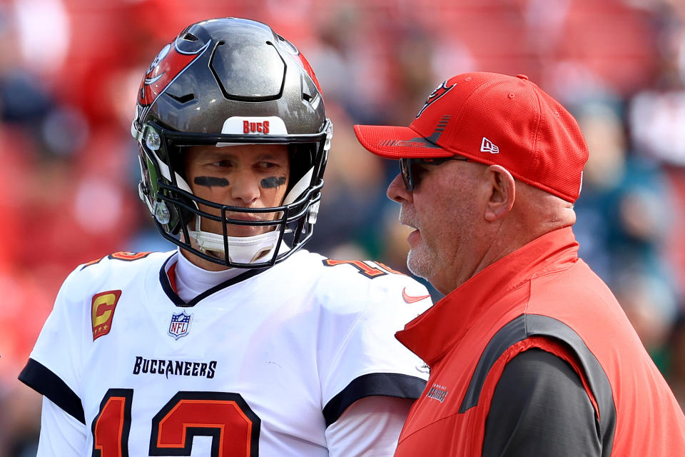 Tampa Bay Buccaneersin pelinrakentaja Tom Brady ja päävalmentaja Bruce Arians keskustelevat.