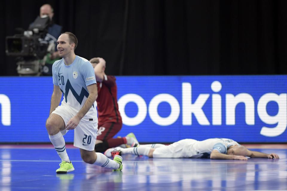 Slovenian pelaajat harmittelivat tolppalaukausta Italiaa vastaan futsalin EM-kisoissa.
