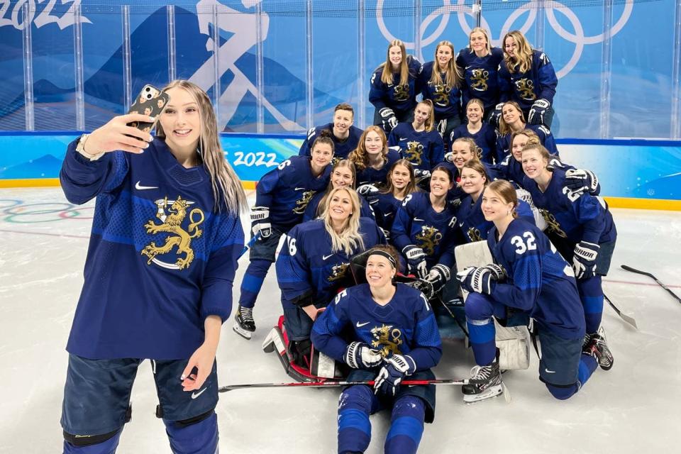 Naisleijonien joukkuekuvassa Ella Viitasuo rajasi kuvaa.