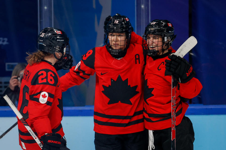 Brianne Jenner (keskellä) teki hattutempun Naisleijonia vastaan.