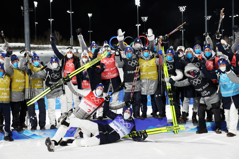 Iivo Niskanen ja Joni Mäki juhlistivat olympiahopeaansa koko joukkueen kanssa yhteiskuvassa.