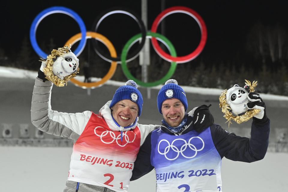 Iivo Niskanen ja Joni Mäki juhlivat olympiamitalia.