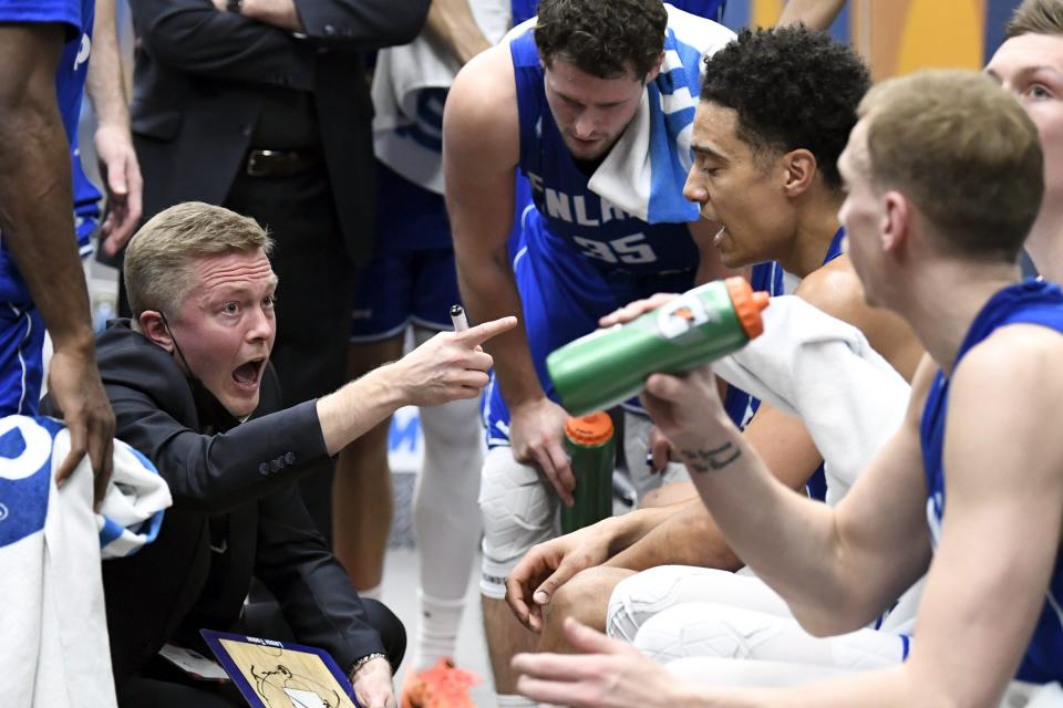 Lassi Tuovi ohjeistaa Susijengin pelaajia vaihtopenkillä.