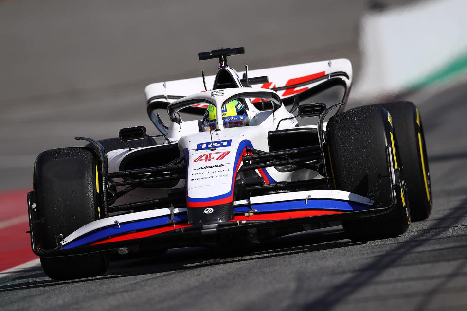 Haas-tallin auto Barcelonan testien toisena päivänä helmikuussa 2022.