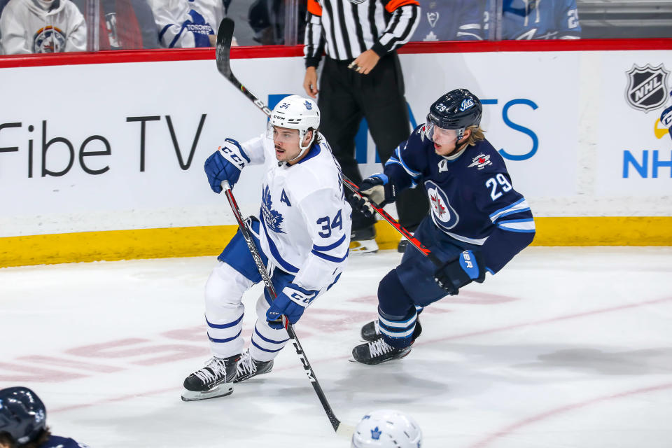 Auston Matthews ja Patrik Laine samaan aikaan kaukalossa.