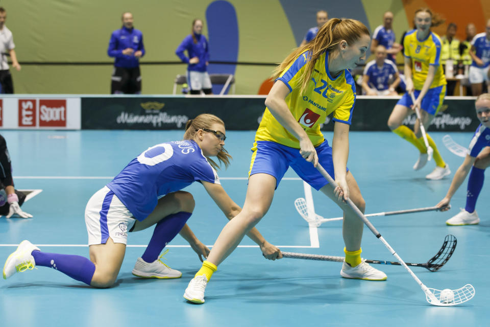 Mia Vallenius puolustamassa Ruotsin Emelie Wibronia naisten MM-kisoissa vuonna 2019