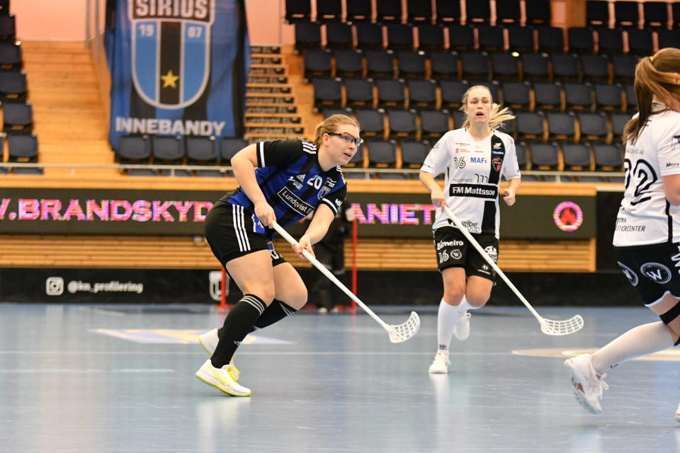 Mia Vallenius pelaamassa IK Siriuksen paidassa